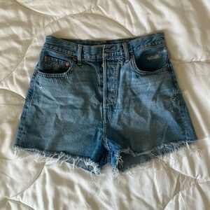 Levi’s Ribcage Women’s High Waisted Shorts in a size 29